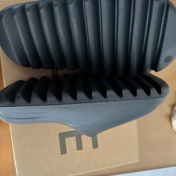 Yeezy slide slippers main image 7